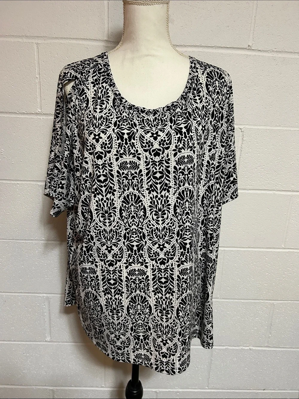 Black & White Patterned Cold Shoulder Top 1X